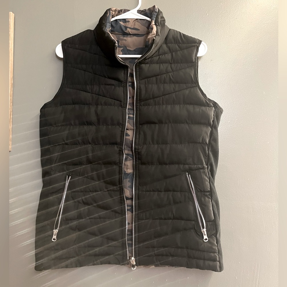 Reversible vest has pockets on both sides